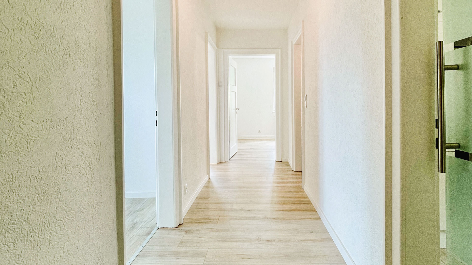 Heller Flur nach der Renovierung