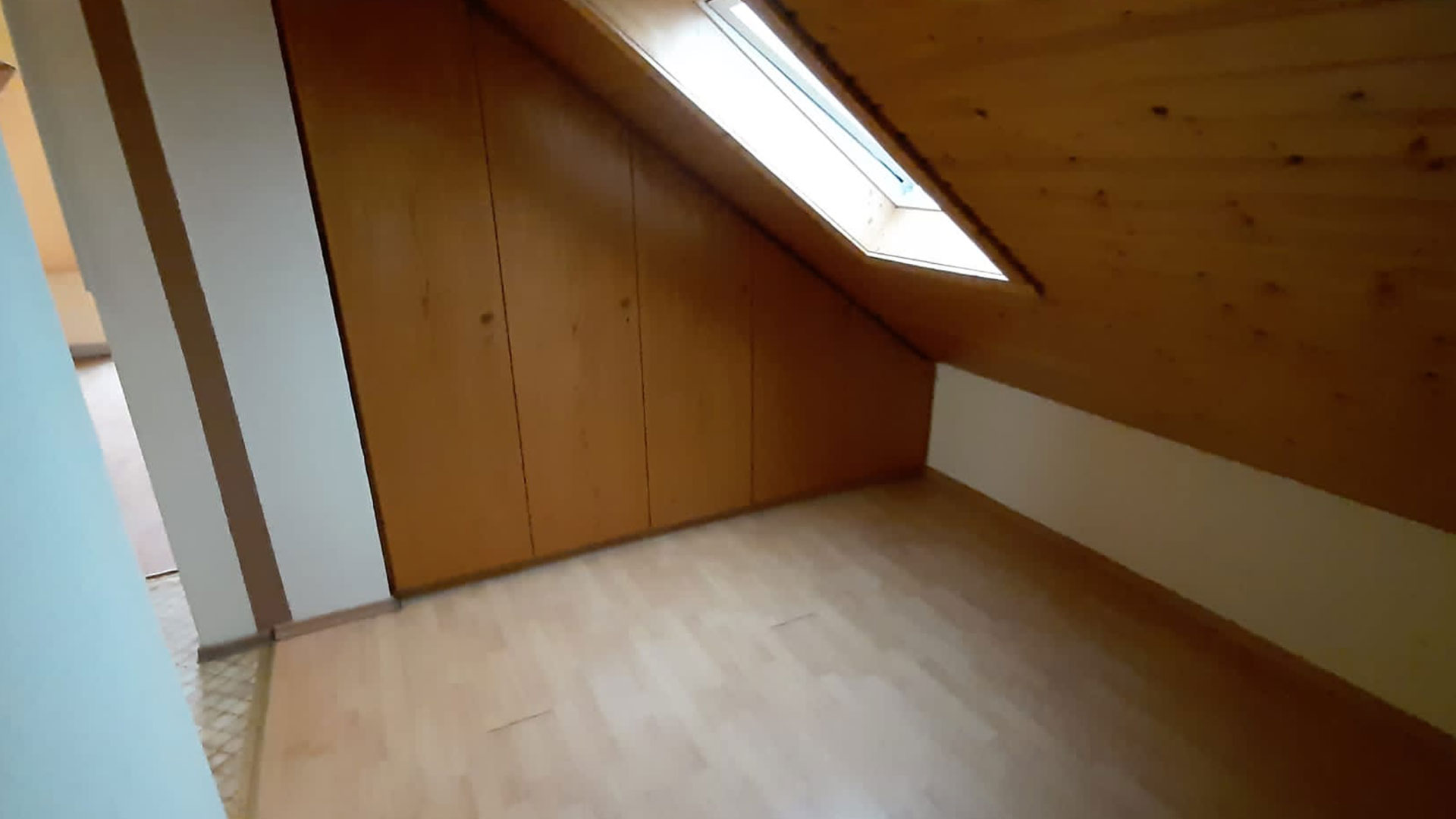 Schlafzimmer vor der Renovierung