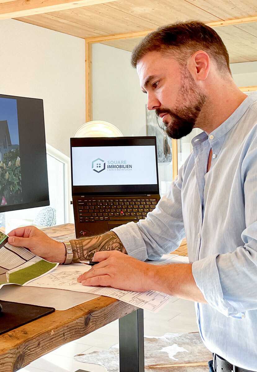 Thomas Wälti von Square Immobilien im Büro bei der Arbeit