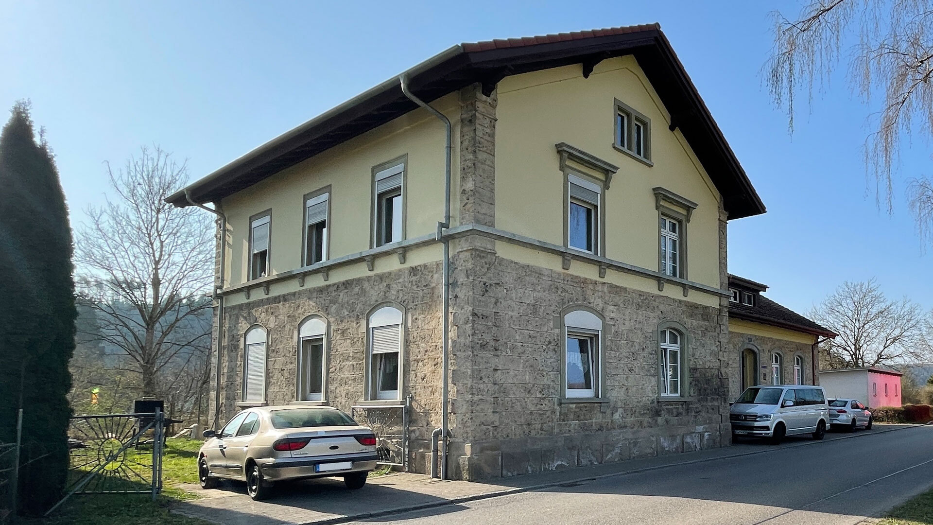 Altes Bahnhofsgebäude, umgenutzt zum Wohngebäude und vollständig saniert